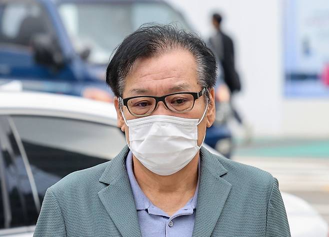 구속 전 피의자 심문(영장실질심사)을 포기한 ‘건진법사’ 전성배씨가 21일 민중기 특별검사팀 사무실이 마련된 서울 종로구 KT 광화문빌딩 웨스트에서 대기하기 위해 나서고 있다. 연합뉴스
