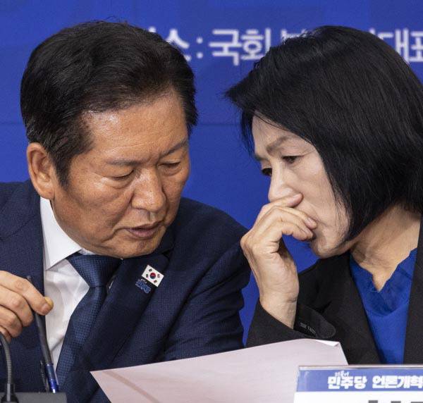 더불어민주당 정청래 대표(왼쪽)와 최민희 국민주권 언론개혁 특별위원회 위원장이 지난 14일 국회에서 열린 특위 출범식 및 1차 회의에서 대화하고 있다. 연합뉴스