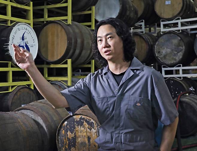 Kim Chang-soo speaks during an interview with the Korea JoongAng Daily at his whiskey distillery in Gimpo. [PARK SANG-MOON]