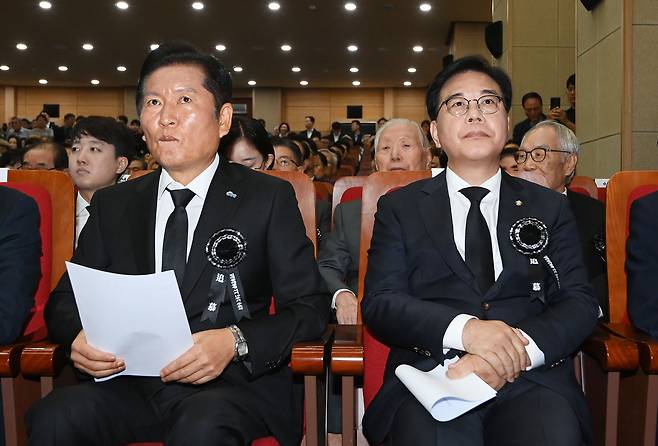The DP leader Jung Chung-rae(left) ignores the PPP interim leader Song Eon-seog at the memorial ceremony of former president Kim Dae-jung held at the Memorial Hall at Seoul National Cemetery on August 18. [KIM JONG-HO]