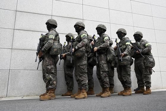 Soldiers take part in a military drill at the Government Complex in central Seoul on Aug. 19. [YONHAP]