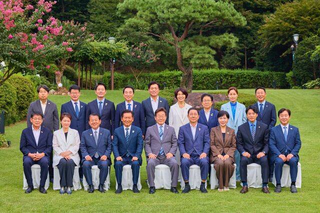 이재명 대통령이 20일 서울 용산구 한남동 대통령 관저에서 열린 더불어민주당 신임 지도부와의 만찬에서 기념사진을 촬영하고 있다. 이 대통령은 “정청래 대표의 당선과 지도부 구성을 축하드린다”며 “당과 정부가 원팀으로 협력해 국민이 새 정부의 효능감을 느낄 수 있도록 하자”고 당부했다. 대통령실 제공