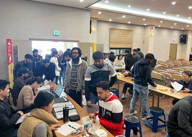 이주노동자들이 지난 3월 경기도 양주 빛오름선교교회에 마련된 무료 진료소에서 접수를 위해 순서를 기다리고 있다. 무료 진료소는 새문안교회 의료선교부가 2009년부터 매월 첫째 주일마다 진행해 왔다. 주로 건강보험이 없거나 평일에 병원을 찾기 힘든 이주노동자들이 이곳을 찾는다. 빛오름선교교회 제공