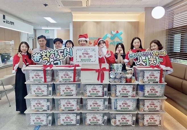 광주 서구 서창동 행정복지센터 직원들이 민생회복 소비쿠폰 기부 등을 통해 모은 성금으로 마련한 지원 물품과 함께 기념사진을 촬영하고 있다. 광주 서구 제공