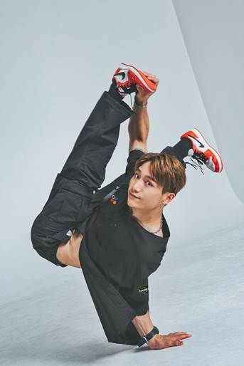 양손을 축으로 회전하는 플레어를 하는 비보이