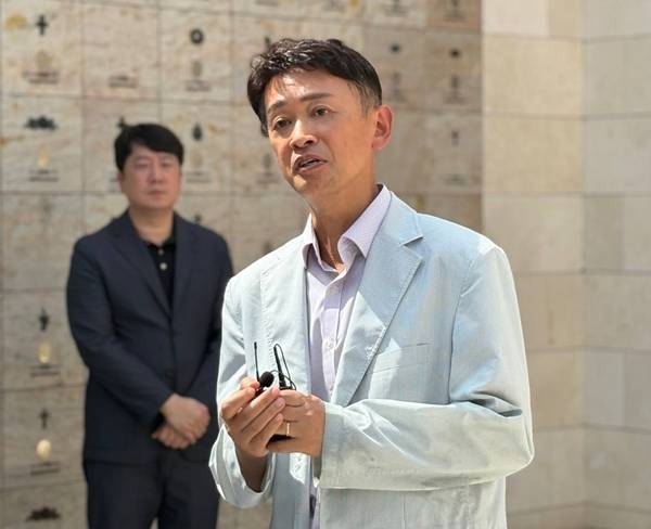▲21일 오후 2시 경기 분당 메모리얼 파크에서는 고 이용마 기자 6주기 추도식이 열렸다. 김민식 전 PD. 사진=윤유경 기자.