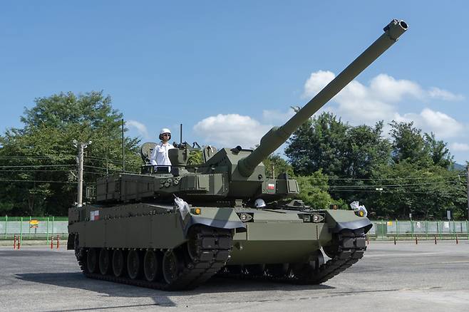 지난 14일 경남 창원시 현대로템 공장에서  폴란드로의 수출을 앞두고 있는 K2GF 전차가 성능 시연을 하고 있다.[현대로템]