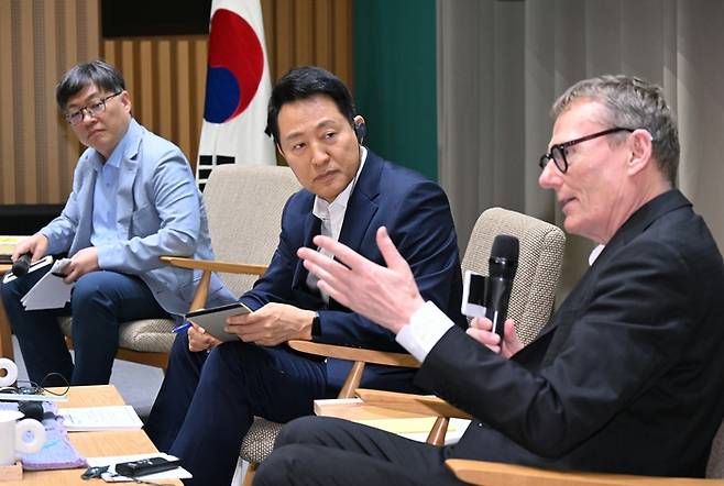 오세훈 서울시장(가운데)이 21일 서울시청에서 열린 노벨경제학상 수상자 제임스 로빈슨 미국 시카고대학교 교수(오른쪽)와의 특별 대담에서 로빈슨 교수의 발언을 듣고 있다. <사진제공=서울시>
