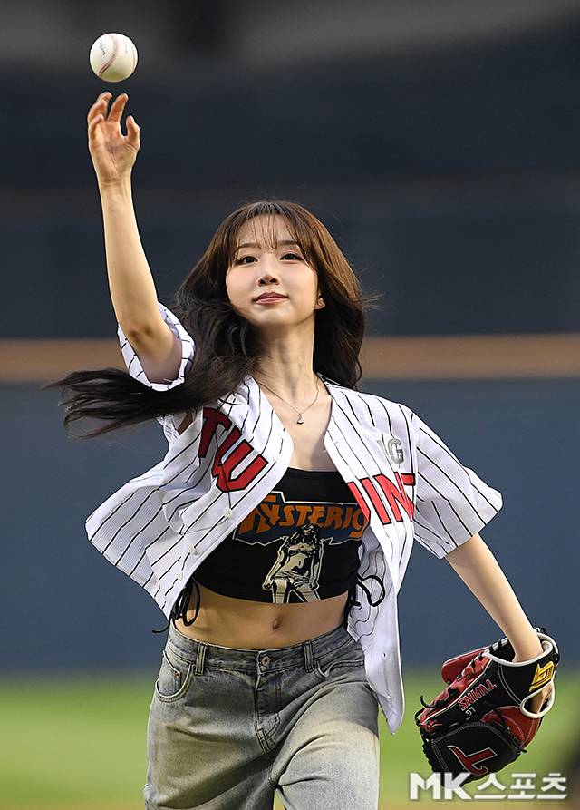 멋진 시구를 선보인 엔믹스 해원.