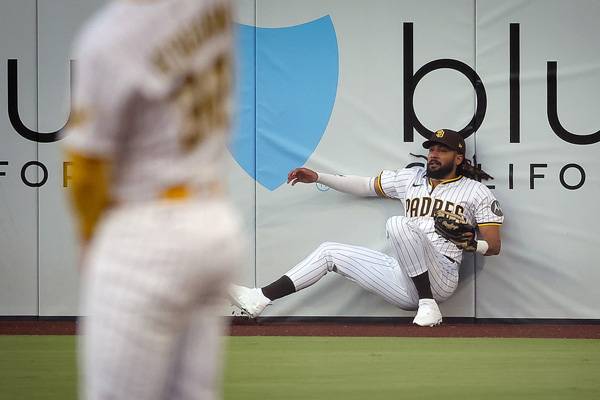타티스는 데버스의 홈런성 타구를 잡아냈다. 사진= The San Diego Union-Tribune via AP= 연합뉴스 제공