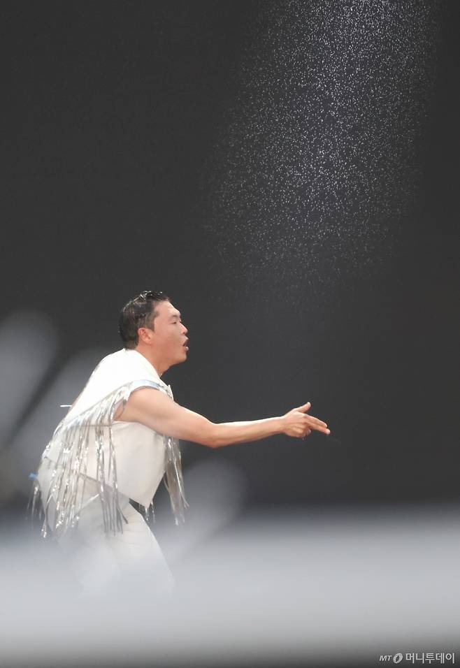 (인천=뉴스1) 권현진 기자 = 가수 싸이가 28일 오후 인천 서구 인천아시아드 주경기장에서 가진 '싸이 흠뻑쇼 SUMMER SWAG 2025 - 인천'에서 화려한 무대를 선보이고 있다. 2025.6.28/뉴스1  Copyright (C) 뉴스1. All rights reserved. 무단 전재 및 재배포,  AI학습 이용 금지. /사진=(인천=뉴스1) 권현진 기자