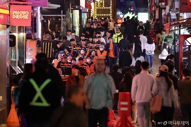 (서울=뉴스1) 장수영 기자 = 핼러윈데이인 31일 서울 용산구 이태원 일대에서 소방관 및 의용소방대가 인파 관리를 위해 순찰을 하고 있다. 2024.10.31/뉴스1  Copyright (C) 뉴스1. All rights reserved. 무단 전재 및 재배포,  AI학습 이용 금지. /사진=(서울=뉴스1) 장수영 기자