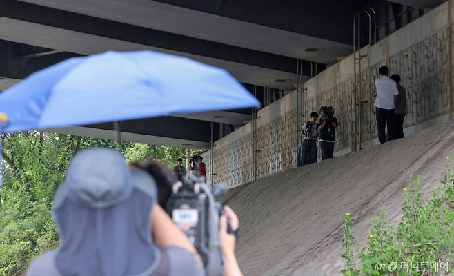 (시흥=뉴스1) 김성진 기자 = 이태원 참사 현장 지원 이후 우울증을 앓던 30대 소방대원이 실종된 지 10일 만에 숨진 채 발견됐다.  20일 경찰에 따르면 이날 오후 12시30분쯤 경기도 시흥 금이동 수도권 제1순환고속도로 인근 교각 아래에서 인천 소재 소방서 소속 A씨(30)가 숨져 있는 것을 경찰관이 발견했다.  A씨는 2022년 10월 이태원 참사 현장에 지원을 나간 뒤 같은 해 11월과 12월 4회에 걸친 우울증·불안 검사에서 수면 질 저하 등 진단을 받은 것으로 파악됐다.  사진은 이날 오후 A씨가 숨진 채 발견된 경기도 시흥 수도권 제1순환고속도로 교각 아래의 모습. 2025.8.20/뉴스1  Copyright (C) 뉴스1. All rights reserved. 무단 전재 및 재배포,  AI학습 이용 금지. /사진=(시흥=뉴스1) 김성진 기자