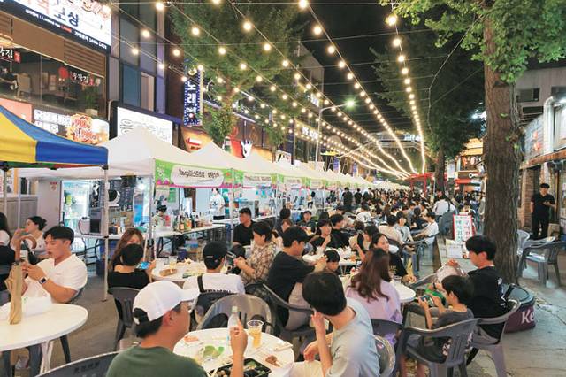 2025 대전 0시 축제가 열린 지난주 대전 중구 대흥동 젊음의 거리 먹거리구역에서 MZ세대들이 한여름 밤의 도심 축제를 즐기고 있다.  대전시청 제공