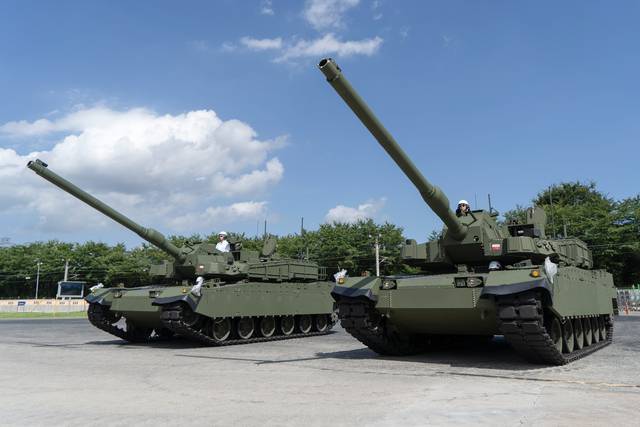 지난 14일 오후 경남 창원시 현대로템 방산공장 내 주행시험장에서 K2 전차 2대가 기동을 준비하고 있다. 현대로템 제공.