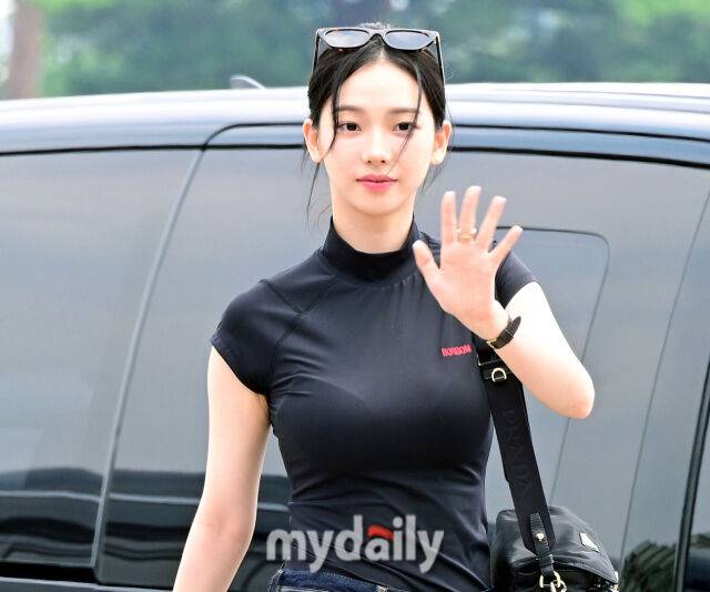 카리나가 다마고치 게임에 푹 빠졌다. / 마이데일리 DB