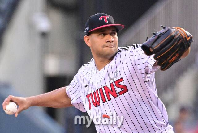 2025년 8월 9일 오후 서울 잠실구장에서 열린 '2025 신한 SOL뱅크 KBO 리그' 한화 이글스와 LG 트윈스의 경기LG 선발투수 치리노스가 역투하고 있다./마이데일리