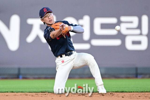 2025년 6월 11일 오후 경기도 수원시 KT위즈파크에서 '2025 신한 SOL뱅크 KBO 리그' 롯데 자이언츠와 KT위즈의 경기가 열렸다. 롯데 유격수 전민재가 2회말 2사 1.3루서 KT 이호연의 타구를 처리하고 있다./마이데일리