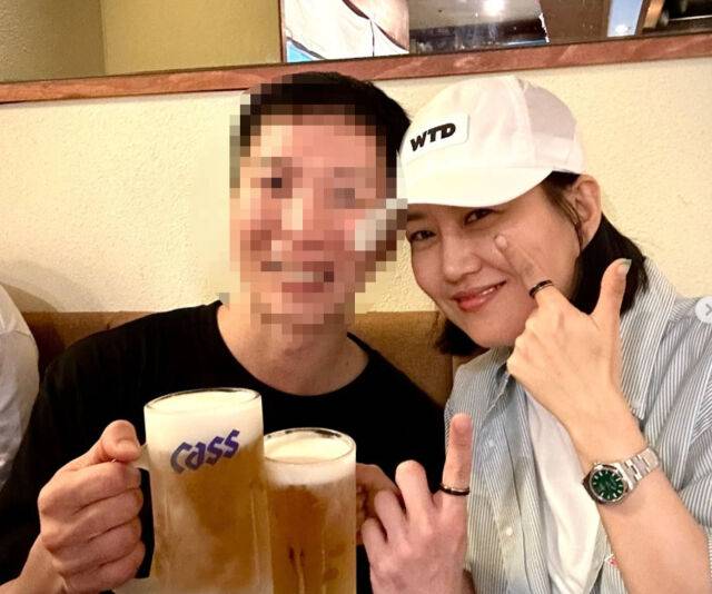장윤정이 20년 된 팬의 치킨집을 방문했다. / 장윤정 소셜미디어
