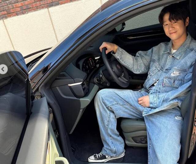정준원이 포르쉐 앞좌석에 타고 포즈를 취하고 있다. / 정준원 소셜미디어
