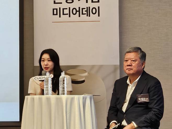 21일 서울 강남구 그랜드인터콘티넨탈서울파르나스에서 열린 쿠첸 ‘123 밥솥’ 출시 기념 미디어데이에 참석한 전 피겨선수 김연아(왼쪽) 씨와 박재순 쿠첸 대표가 제품에 대해 설명하고 있다. 김광우 기자.