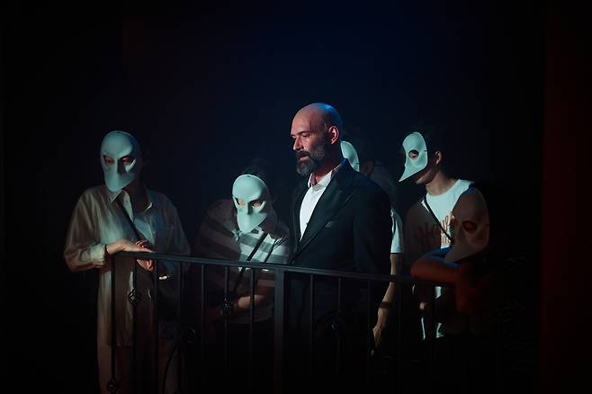 이머시브 시어터(Immersive Theater, 몰입형 연극) 돌풍을 불러온 연극 ‘슬립 노 모어’(Sleep no more)‘슬립 노 모어’의 한 장면. [미쓰잭슨 제공]
