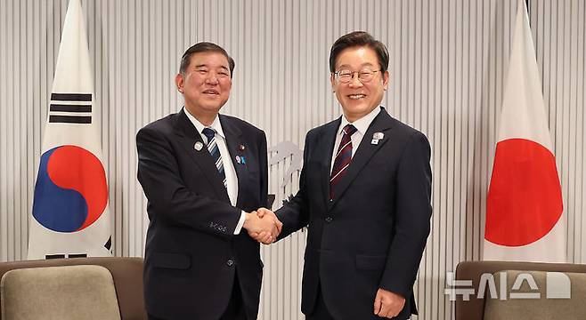 [캐내내스키스=뉴시스] 최진석 기자 = 이재명 대통령이 지난 6월 17일(현지 시간) 캐나다 앨버타주 캐내내스키스 주요 7개국(G7) 정상회의장에서 이시바 시게루 일본 총리와 한일 정상회담에 앞서 악수하고 있다. 2025.08.21. myjs@newsis.com
