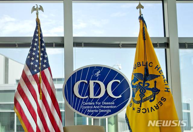 [ 뉴욕=AP/뉴시스]미 질병통제예방센터(CDC)가 트럼프 행정부의 공무원 감축 정부 부서 구조조정 계획에 따라 직원 최소 600명에게 최종 해고 통보서를 발송했다고 밝혔다.  대체 불가능한 전문 인력의 감축에 대해 비난이 잇따라고 있다. 사진은 미 애틀랜타 CDC 지청의 CDC로고.  2025.08.21.