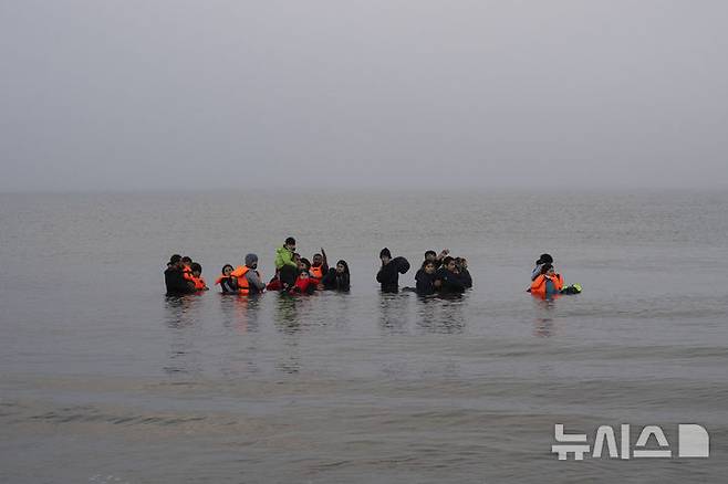 [암블레테우스 해변(프랑스)=AP/뉴시스]지난 해 5월19일 프랑스 북부 암블레테우스 해변에서 프랑스 경찰에 적발돼 도버 해협을 건널 보트 탑승에 실패한 이란과 이라크 출신 쿠르드인들에 프랑스 해안으로 돌아오기를 거부한 채 바닷물 속에 남아 있다. 영국과 이라크는 불법 이민의 영국 상륙을 막기 위한 협정에  서명했다고 영국정부가 8월 20일 발표했다.  2025.08.21.