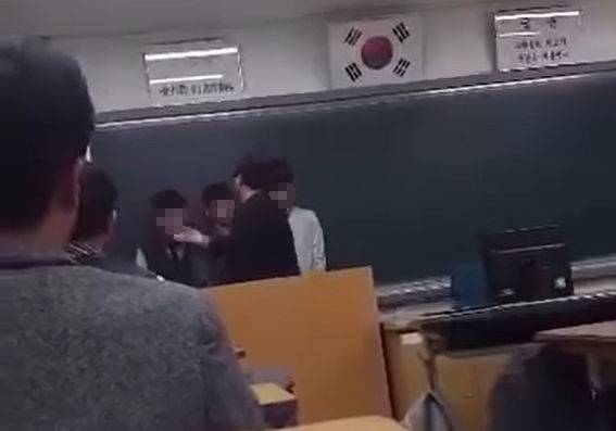 [광주=뉴시스] 전남의 한 고등학교 교실에서 교사가 학생들의 뺨을 때리고 있는 모습. (사진=보배드림 캡쳐) photo@newsis.com *재판매 및 DB 금지