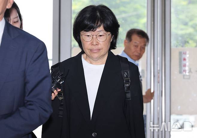 [서울=뉴시스] 황준선 기자 = 유재은 전 국방부 법무관리관이 21일 오전 서울 서초구 순직해병 특검팀(이명현 특별검사) 사무실에 열린 3차 소환 조사에 출석하고 있다.  2025.08.21. hwang@newsis.com
