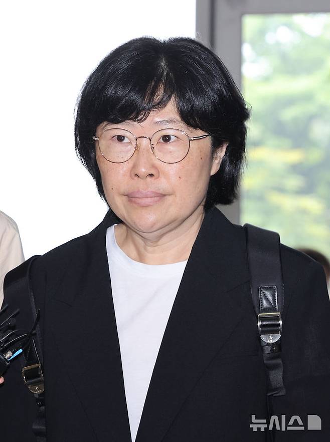 [서울=뉴시스] 황준선 기자 = 유재은 전 국방부 법무관리관이 21일 오전 서울 서초구 순직해병 특검팀(이명현 특별검사) 사무실에 열린 3차 소환 조사에 출석하고 있다.  2025.08.21. hwang@newsis.com