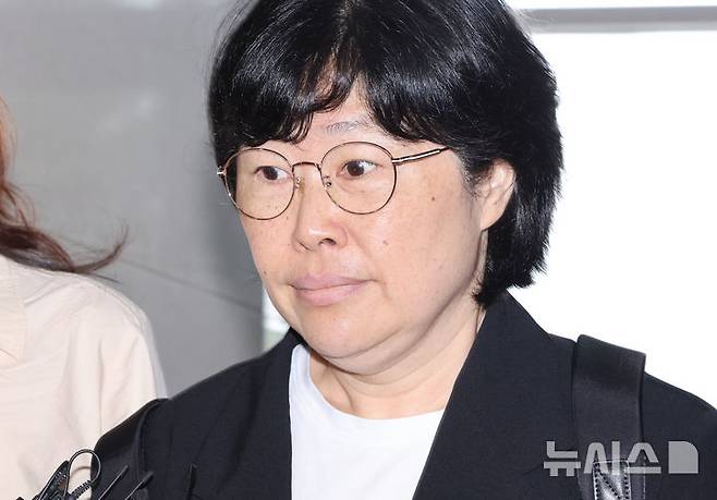 [서울=뉴시스] 황준선 기자 = 유재은 전 국방부 법무관리관이 21일 오전 서울 서초구 순직해병 특검팀(이명현 특별검사) 사무실에 열린 3차 소환 조사에 출석하고 있다.  2025.08.21. hwang@newsis.com