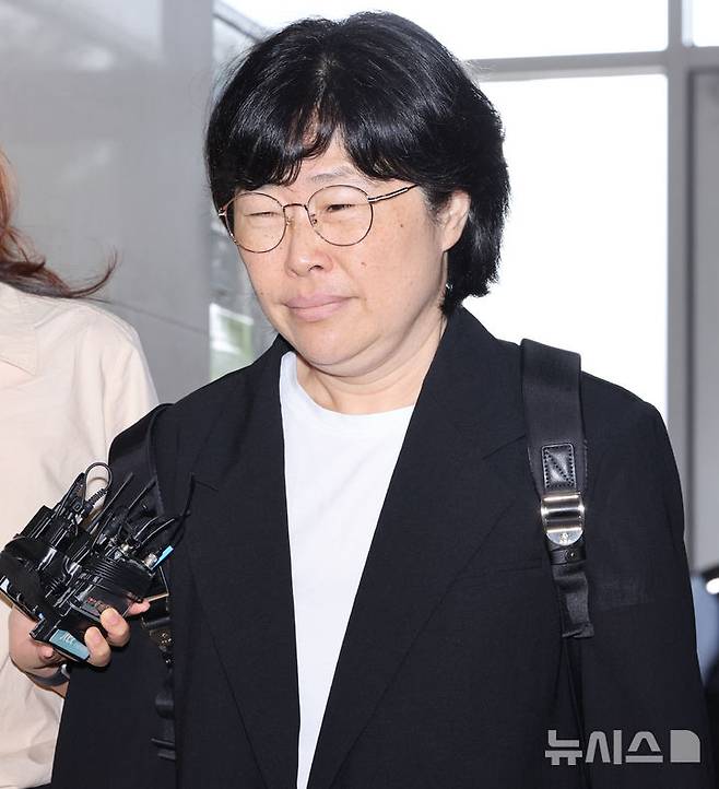 [서울=뉴시스] 황준선 기자 = 유재은 전 국방부 법무관리관이 21일 오전 서울 서초구 순직해병 특검팀(이명현 특별검사) 사무실에 열린 3차 소환 조사에 출석하고 있다.  2025.08.21. hwang@newsis.com