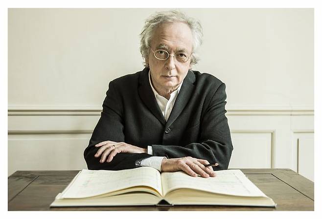 [서울=뉴시스] 지휘자 필리프 헤레베허. (사진=크레디아 제공 ⓒMichiel Hendrychkx) 2025.08.21. photo@newsis.com *재판매 및 DB 금지