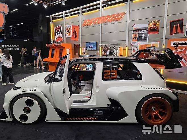 [쾰른(독일)=뉴시스]오동현 기자 = 현대자동차가 20일 독일 쾰른에서 개막한 세계 최대 게임쇼 '게임스컴 2025'에 참가해 콘셉트카 '인스터로이드(INSTEROID)'와 이를 주제로 직접 개발한 레트로 아케이드 게임을 선보였다. odong85@newsis.com