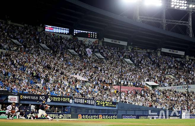 [서울=뉴시스] 김진아 기자 = 19일 서울 송파구 잠실야구장에서 열린 2025 KBO리그 롯데 자이언츠와 LG 트윈스의 경기, 팬들이 응원을 하고 있다. 2025.08.19. bluesoda@newsis.com