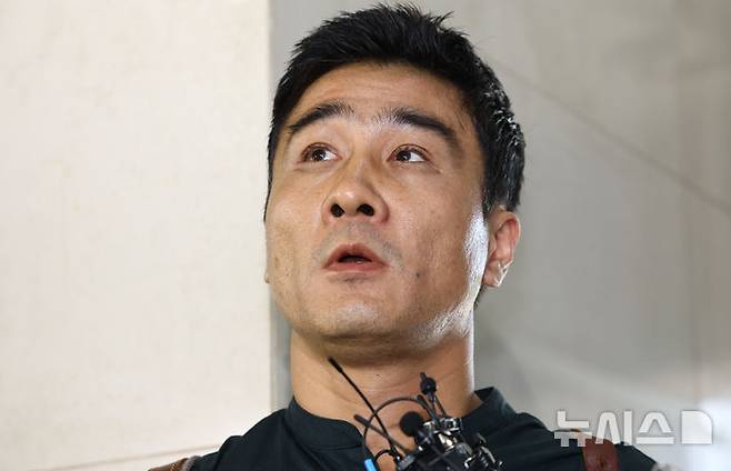 [서울=뉴시스] 황준선 기자 = 임성근 전 해병대 1사단장 구명 로비 의혹을 제보한 해병대 출신 이관형 씨가 21일 서울 서초구 순직해병 특검(이명현 특별검사) 사무실에서 열린 참고인 조사에 출석하며 취재진의 질문에 답변하고 있다. 2025.08.21. hwang@newsis.com