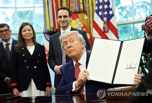 원전 확대 행정명령 서명한 트럼프 대통령 [EPA=연합뉴스 자료사진]