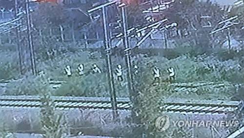 청도 열차사고 직전 작업자 이동 모습 담긴 CCTV [독자 제공. 재판매 및 DB금지]
