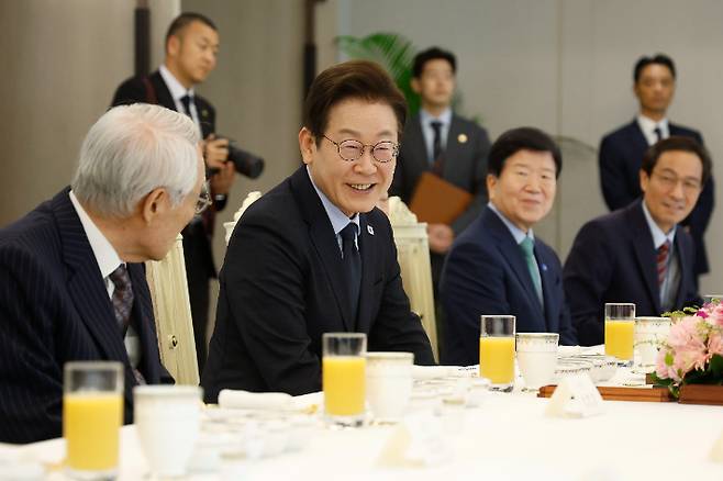 이재명 대통령이 21일 용산 대통령실에서 더불어민주당 상임고문단과 오찬 간담회를 하고 있다. 연합뉴스