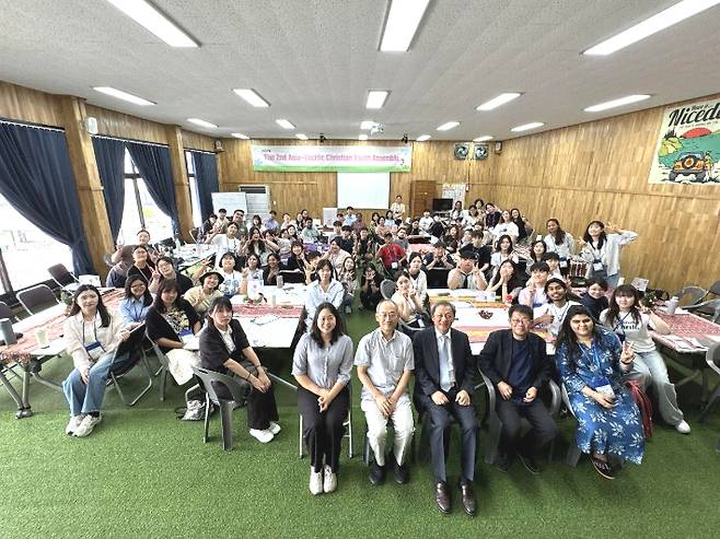 개회 예배 후 기념사진 촬영을 하고 있는 참가자들의 모습. 한국YMCA전국연맹 제공