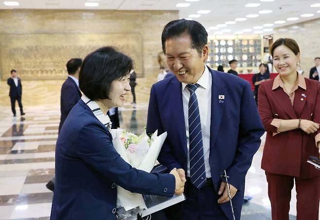 21일 서울 여의도 국회 본회의에서 법제사법위원회 위원장으로 선출된 더불어민주당 추미애 의원이 본회의장을 나서며 정청래 대표와 인사를 나누고 있다. 연합뉴스