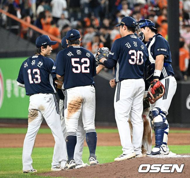 [OSEN=대전, 이대선 기자] 프로야구 두산 베어스가 파죽의 6연승을 질주했다. 장단 16안타 13득점을 폭발한 가운데 토종 에이스 곽빈도 60일 만에 웃었다. 두산은 20일 대전 한화생명볼파크에서 열린 2025 신한 SOL Bank KBO리그 한화 이글스와의 원정경기를 13-9로 승리했다.경기 종료 후 두산 선수들이 승리의 기쁨을 나누고 있다. 2025.08.20 /sunday@osen.co.kr