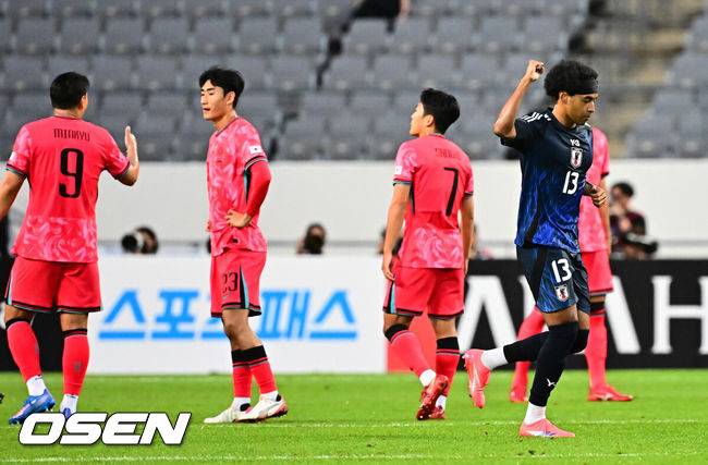 [OSEN=용인, 지형준 기자] 홍명보 감독이 이끄는 남자축구대표팀이 15일 오후 용인 미르스타디움에서 2025 동아시아축구연맹(EAFF) E-1 챔피언십(동아시안컵) 3차전 일본과 경기를 가졌다.&nbsp;한국은 1차전서 중국을 3-0, 2차전서 홍콩을 2-0으로 완파했다. 하지만 일본이 1차전서 홍콩을 6-1, 2차전서 중국을 2-0으로 이겼다. 골득실 +7의 일본이 +5의 한국을 누르고 조 선두인 상황이다. 나란히 2승을 거둔 한국과 일본은 대회 우승컵을 놓고 격돌한다.&nbsp;전반 일본 저메인이 선제골을 넣고 기뻐하고 있다. 2025.07.15 / jpnews@osen.co.kr