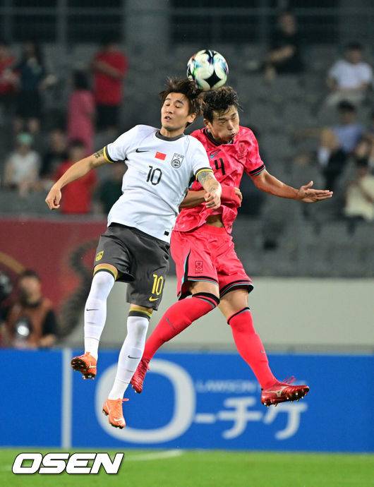 [OSEN=용인, 조은정 기자]7일 경기 용인시 용인 미르 스타디움에서 2025 동아시아 축구연맹(EAFF) E-1 챔피언십(동아시안컵) 대한민국 남자 축구 대표팀과 중국의 개막전이 열렸다.한국은 중국과 첫 경기를 시작으로 11일 홍콩, 15일 일본과 격돌한다. 경기는 모두 용인에서 치러지며 3경기 성적에 따라 그대로 최종 순위가 결정된다.후반 한국 김주성이 중국과 헤더 경합을 하고 있다. 2025.07.07 /cej@osen.co.kr