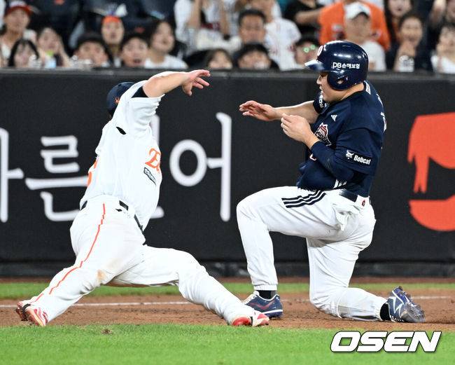 [OSEN=대전, 이대선 기자] 19일 오후 대전 한화생명볼파크에서 2025 신한 SOL Bank KBO리그 한화 이글스와 두산 베어스의 경기가 열렸다.한화는 와이스, 두산은 콜어빈을 선발로 내세웠다.8회초 2사 1루에서 두산 안재석의 안타 때 1루주자 양의지가 3루까지 쇄도했으나 아웃되고 있다. 2025.08.19 /sunday@osen.co.kr