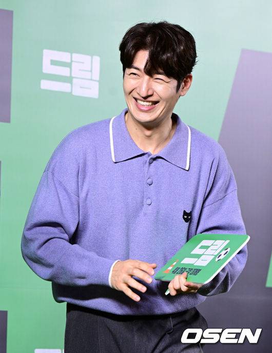 [OSEN=지형준 기자] 24일 오후 서울 강남구 삼성동 메가박스 코엑스에서 영화 '드림' 오픈 쇼케이스 & VIP 시사회가 열렸다.'드림'은 개념 없는 전직 축구선수 홍대(박서준 분)와 열정 없는 PD 소민(아이유 분)이 집 없는 오합지졸 국대 선수들과 함께 불가능한 꿈에 도전하는 이야기를 그린 영화. 오는 26일 개봉.가수 god 손호영이 포즈를 취하고 있다. 2023.04.24 /jpnews@osen.co.kr