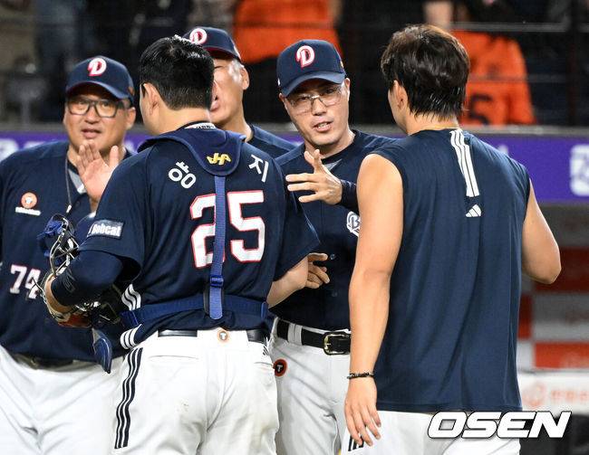[OSEN=대전, 이대선 기자] 프로야구 두산 베어스가 파죽의 5연승을 질주했다. 한화 이글스는 3연패를 당하며 1위에서 멀어졌다.&nbsp;두산은 19일 대전 한화생명볼파크에서 열린 2025 신한 SOL Bank KBO리그 한화와의 원정경기를 6-5로 재역전승했다.경기 종료 후 두산 조성환 감독대행이 양의지와 승리의 기쁨을 나누고 있다. 2025.08.19 /sunday@osen.co.kr