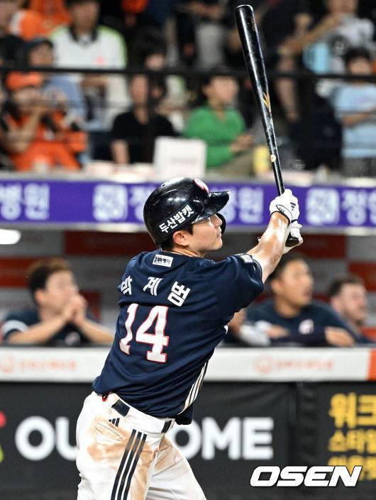 [OSEN=대전, 이대선 기자] 21일 오후 대전 한화생명볼파크에서 2025 신한 SOL Bank KBO리그 한화 이글스와 두산 베어스의 경기가 열렸다.한화는 류현진, 두산은 콜어빈을 선발로 내세웠다.7회초 무사 만루에서 두산 박계범이 만루 홈런을 치고 있다. 2025.08.21 /sunday@osen.co.kr